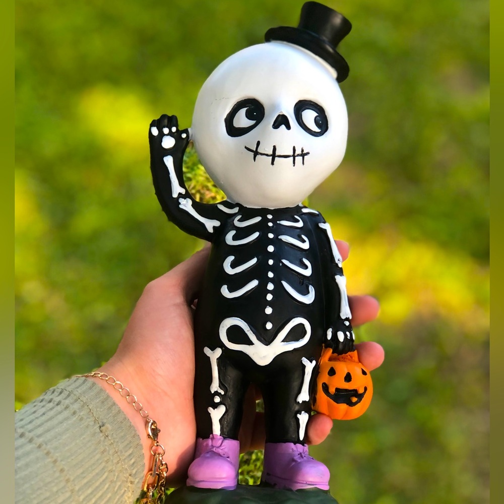 💀Halloween Skeleton Trick Or Treat Figure.